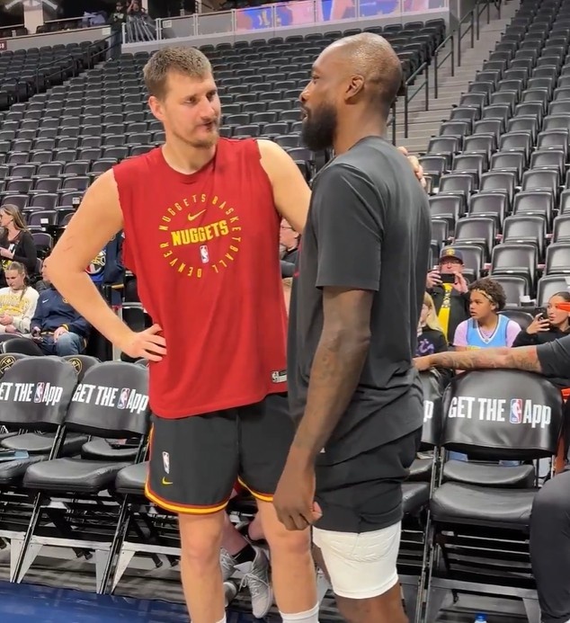 乐鱼体育app-夺冠老队友！约基奇和杰夫·格林赛前寒暄许久